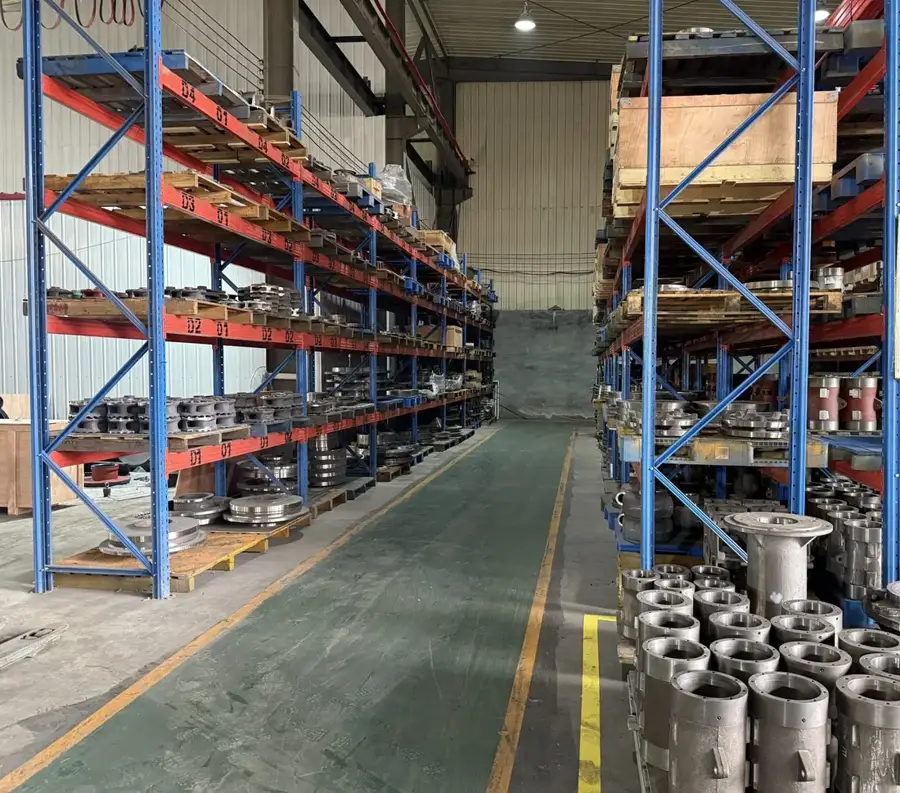 Almacén con estanterías de repuestos