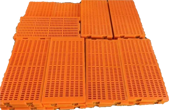 Painéis laranja ranhurados para peneira, sobre um palete